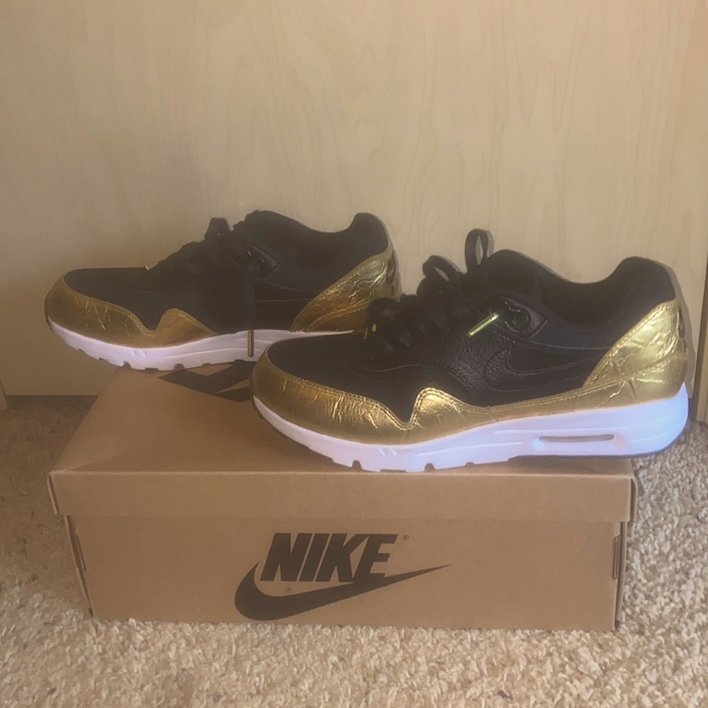 🔥🏈 Nike Air Max 1 Super Bowl 50 Edition. Color: Black/ Gold. Size: US Women’s 8.